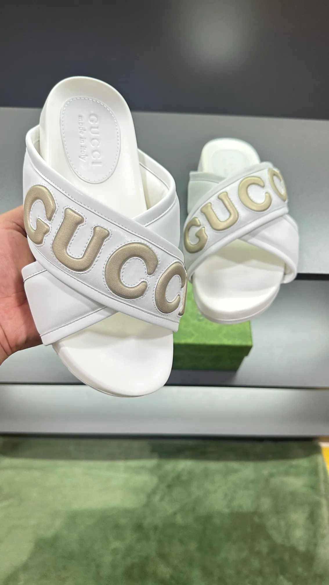 [G Family Couple Style] P: 320💰Female size 36~40 Men's size 39~45, (46. Custom-made GG slippers for men and women. This slipper is made of GG polyester fiber and is decorated with a Gucci label on the front, which adds a striking logo feel to the style. Beige GG recycled polyester fiber, same size for men and women, leather trim